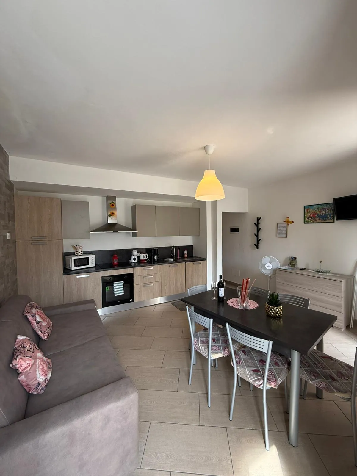 Soggiorno con cucina e divano