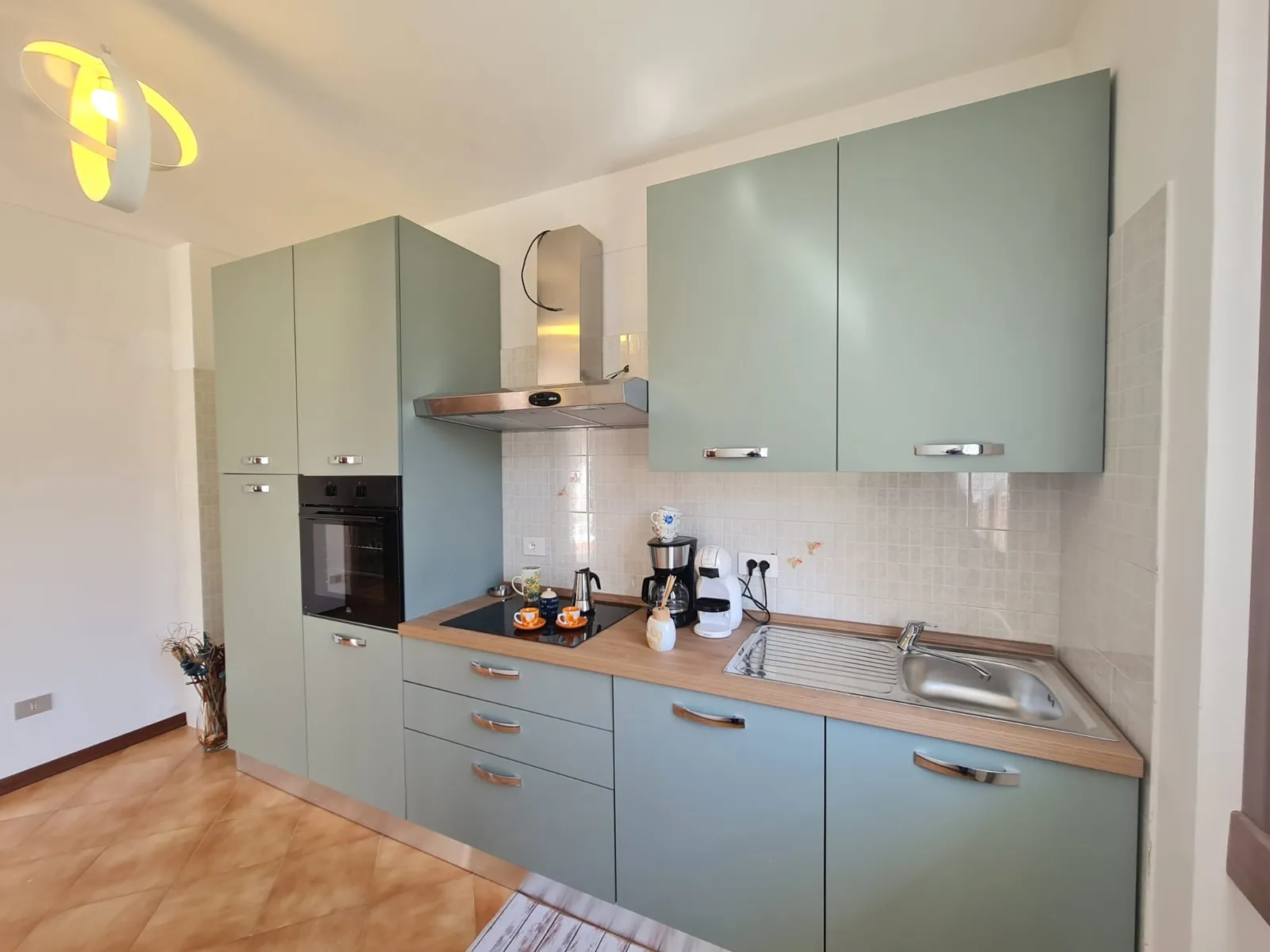 Cucina verde salvia completamente attrezzata