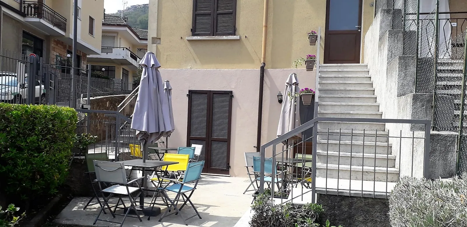 Terrazza esterna con tavoli